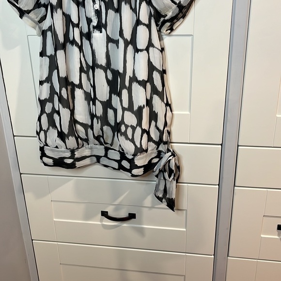 Mandee. Small. Top. Patterned. Semi sheer overlay. Tie at hem. - Picture 3 of 5